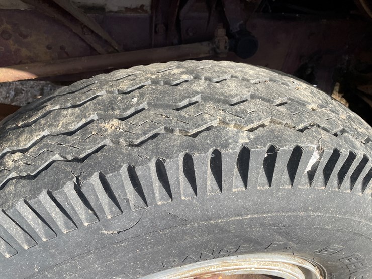 #4205-•-autocar-day-cab-semi-tractor,-(has-title)-image-9