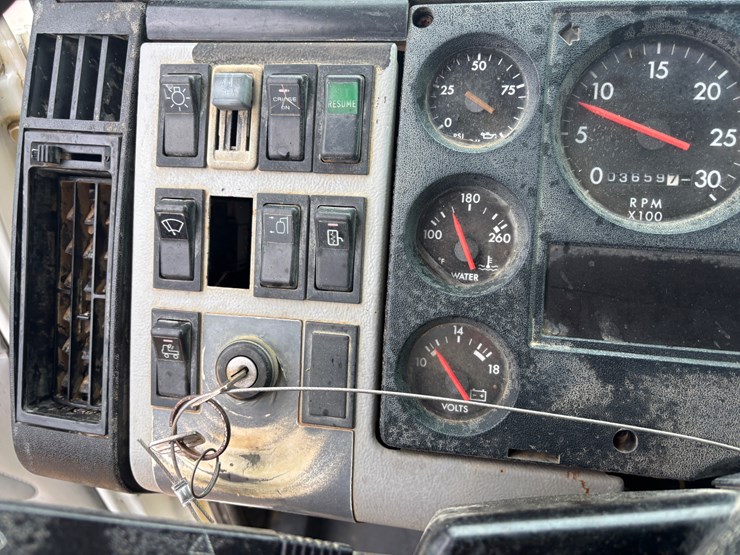 1998-freightliner-fl112-image-40