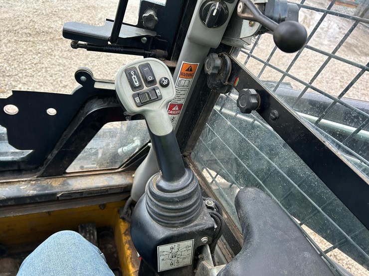 2017-new-holland-c232-image-22