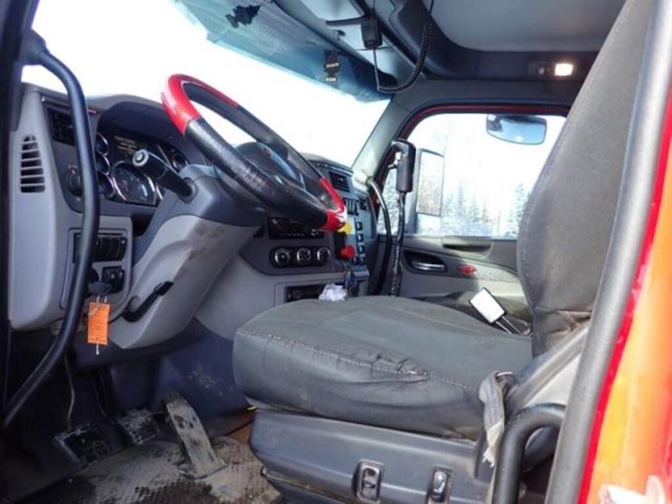 2016-peterbilt-567-image-17