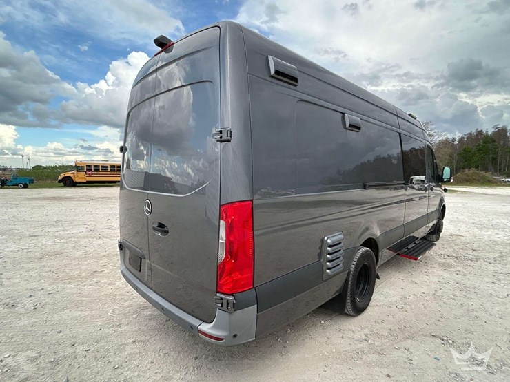 2021-mercedes-benz-sprinter-4500-image-3