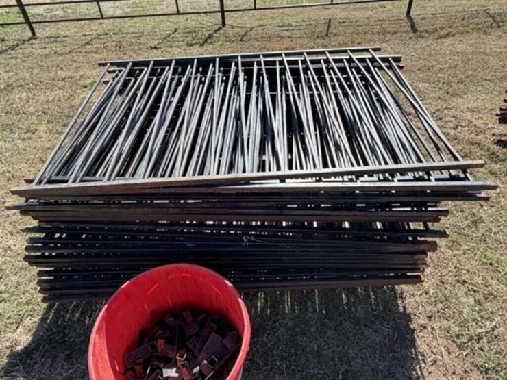 28-count--metal-fence-panels-image-1