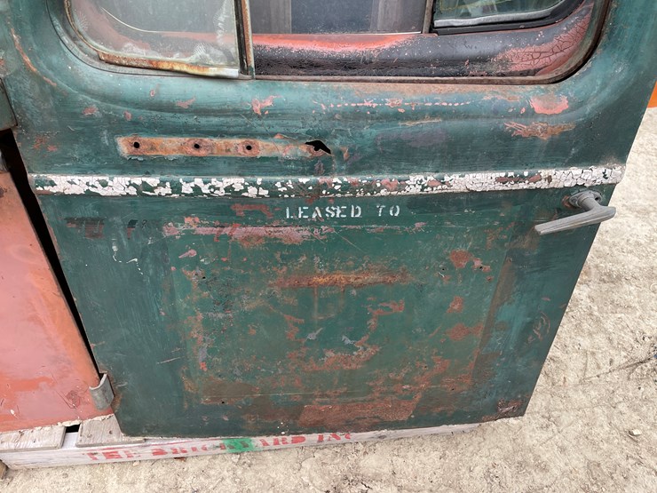 #4400-•-pair-of-vintage-truck-doors-image-4