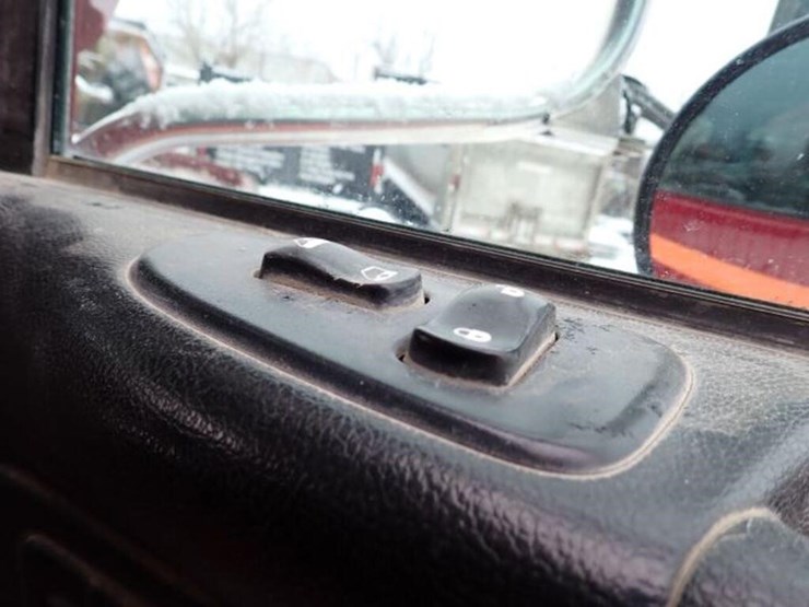 2011-peterbilt-365-image-37