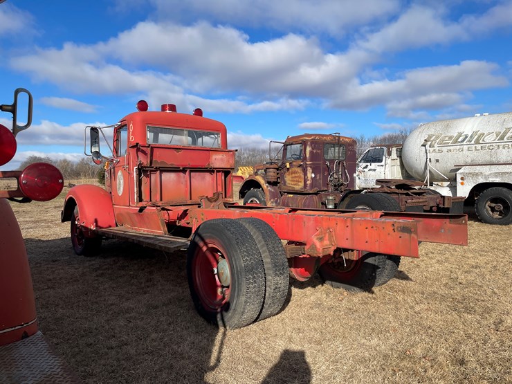 #4206-•-1951-mack-fire-truck-cab-and-chassis,-(no-title)-image-6