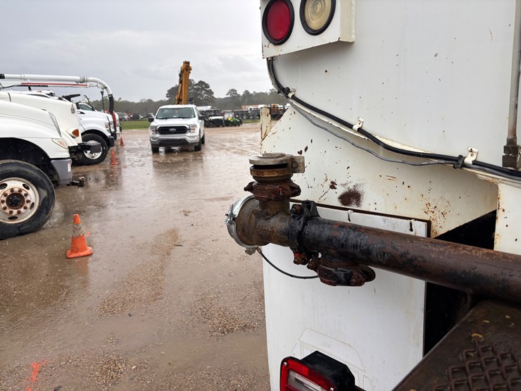 1998-freightliner-fl112-image-11