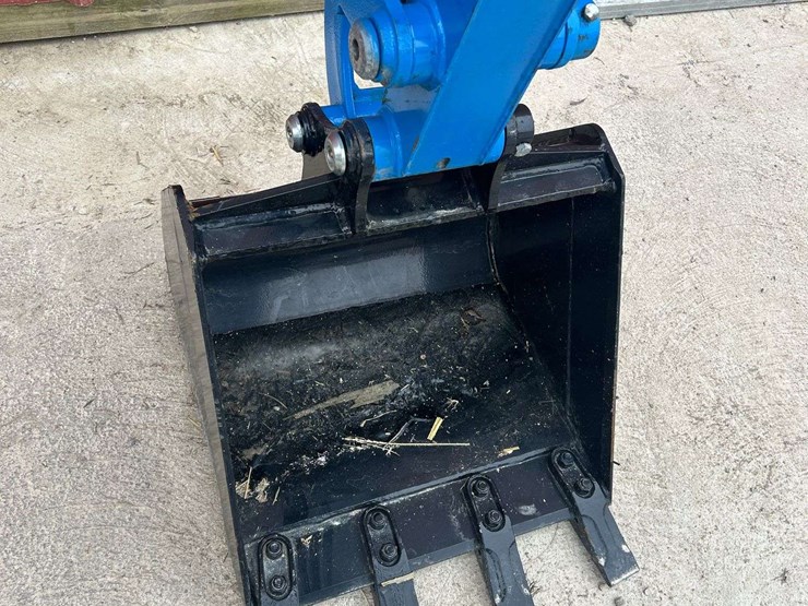 2025-ls-lb2100-backhoe-attachment-image-4