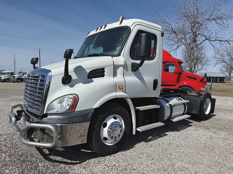 2014-freightliner-cascadia-113-image-1
