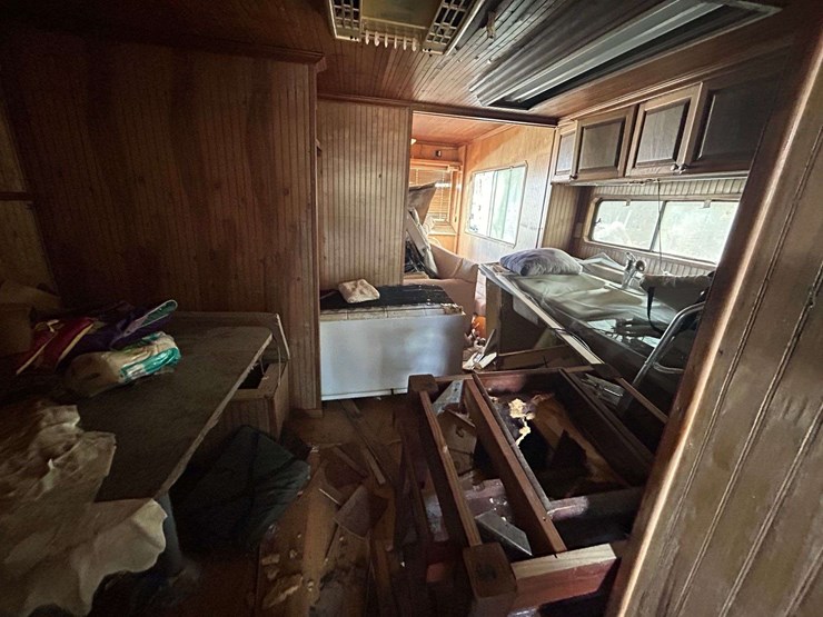 1982-14x46-summerset-aluminum-houseboat-image-26