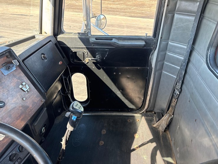 1999-peterbilt-357-image-23