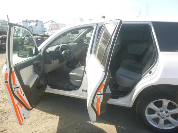 2014-toyota-rav4-image-5