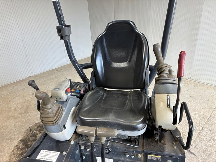 2019-deere-17g-image-22