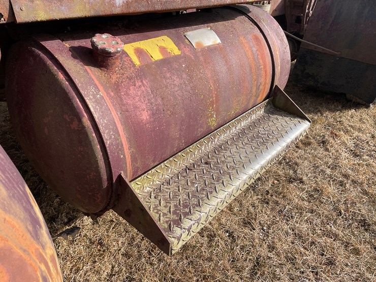 #4205-•-autocar-day-cab-semi-tractor,-(has-title)-image-10