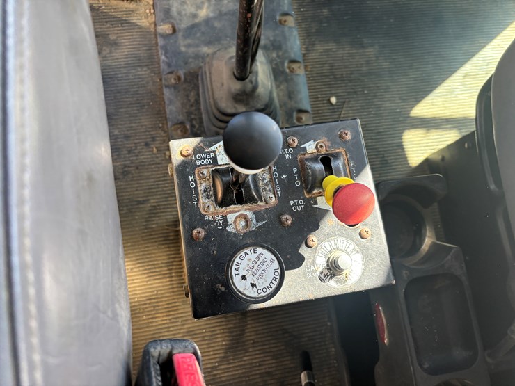 2009-peterbilt-340-image-35