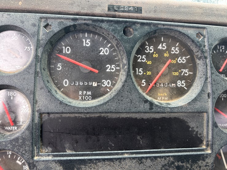 1998-freightliner-fl112-image-36