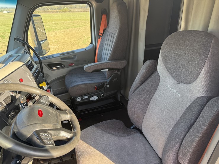 2019-peterbilt-579-image-21