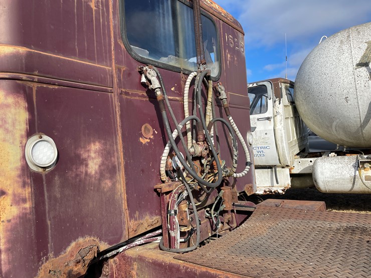 #4205-•-autocar-day-cab-semi-tractor,-(has-title)-image-11