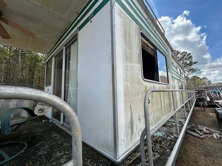 1982-14x46-summerset-aluminum-houseboat-image-8