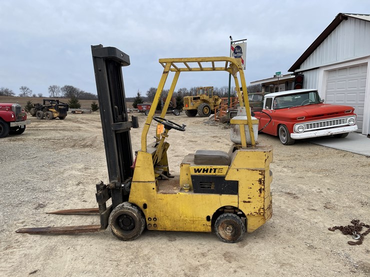 #4224-•-white-lp-forklift-image-8