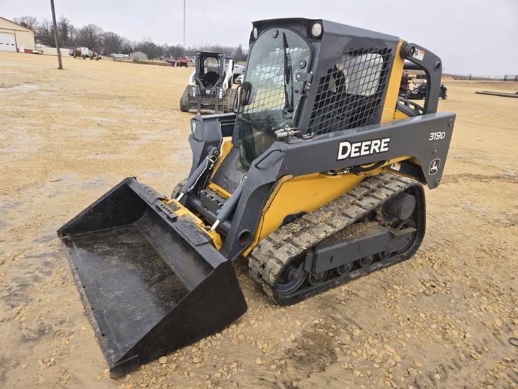 2012-deere-319d-image-3
