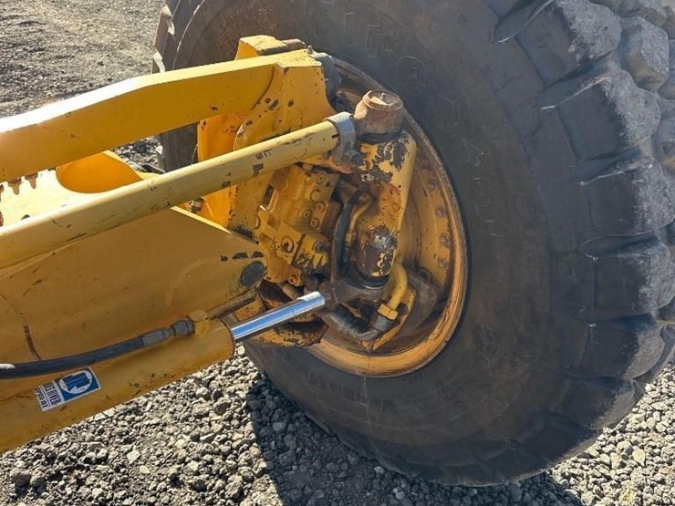 2011-deere-772g-image-18