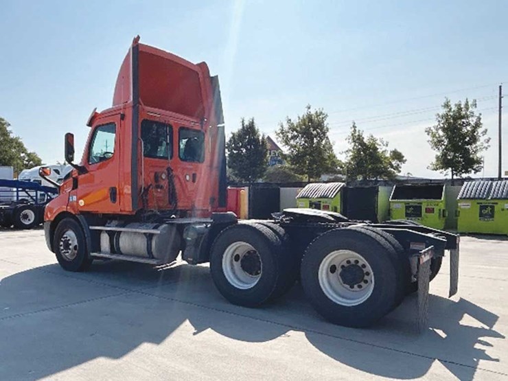 2019-freightliner-cascadia-126-image-2