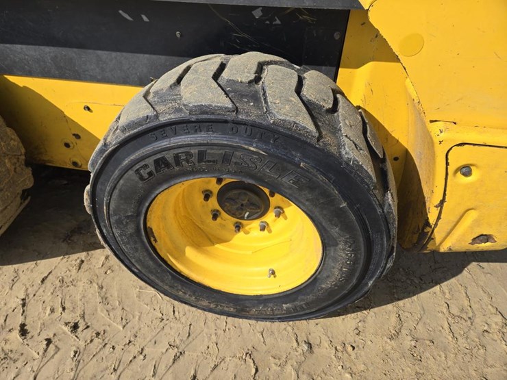 new-holland-l220-image-4