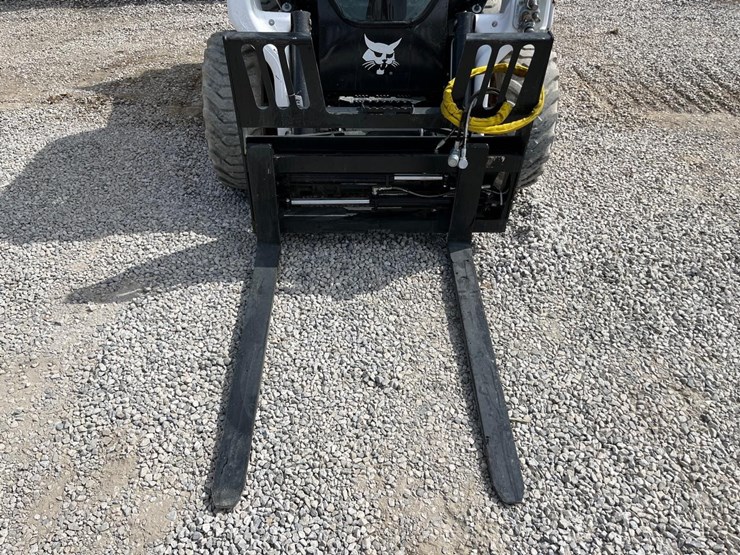 wildcat-48"-walk-through-hydraulic-skid-steer-pallet-forks-image-2