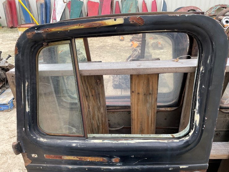 #4408-•-pair-of-mack-l-model-vintage-truck-doors-image-4