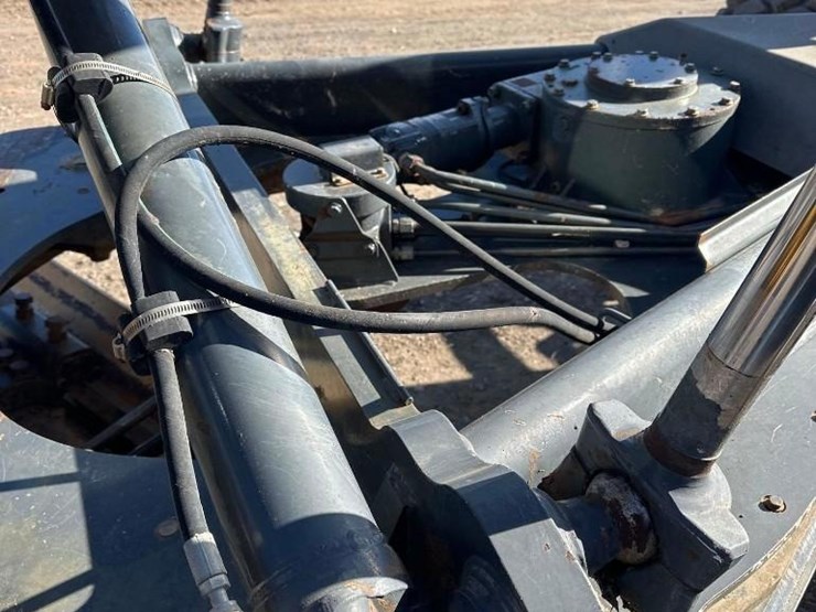 2011-deere-772g-image-32