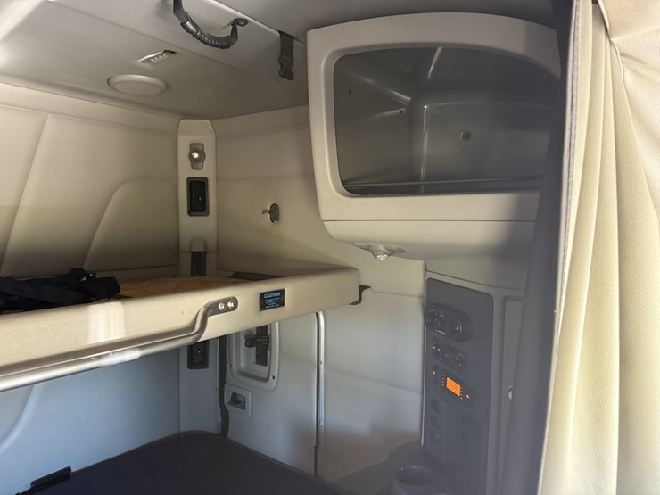 2019-peterbilt-579-image-23