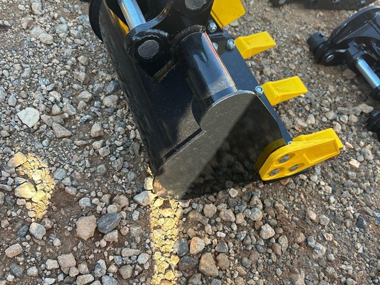 15in-mini-excavator-digging-bucket-image-2