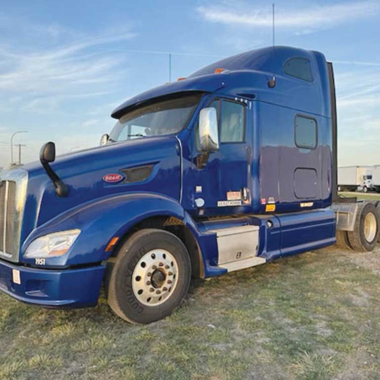 2017 PETERBILT 587