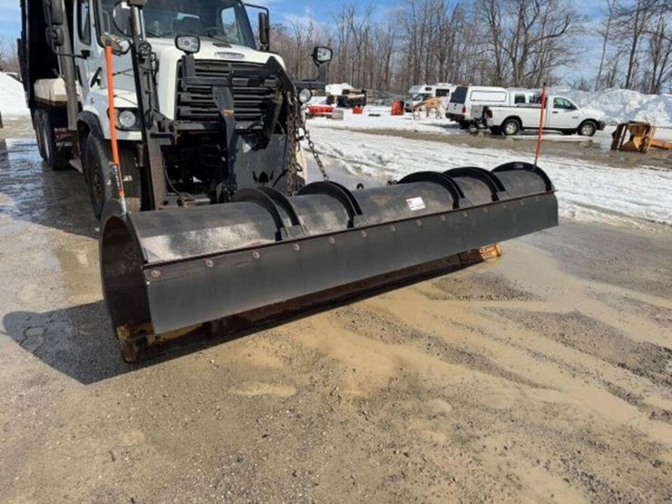 2013-freightliner-108sd-image-51