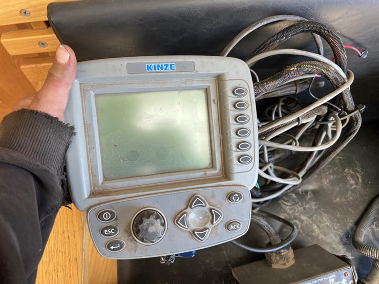 2010-kinze-3600-image-79