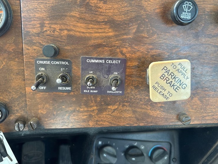 1999-peterbilt-357-image-18