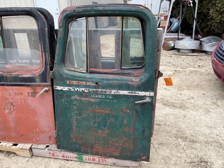 #4400-•-pair-of-vintage-truck-doors-image-1