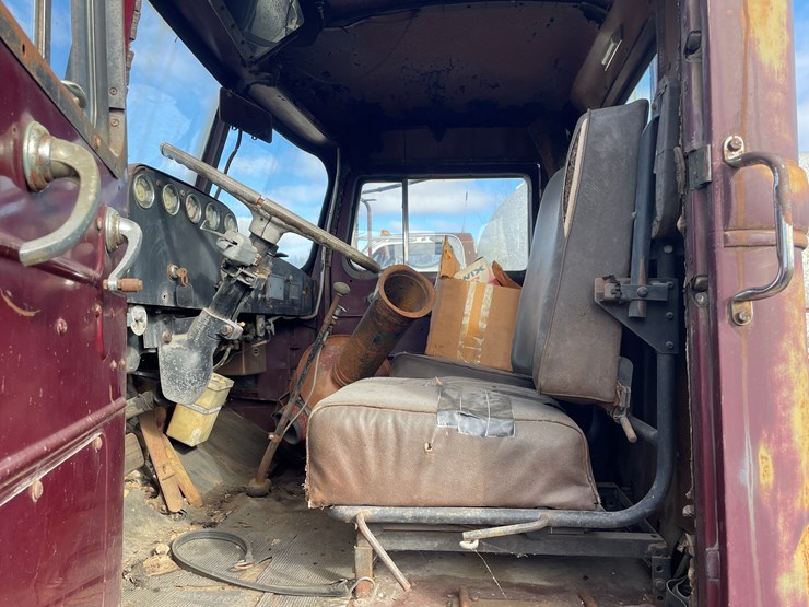 #4205-•-autocar-day-cab-semi-tractor,-(has-title)-image-21