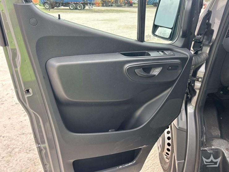 2021-mercedes-benz-sprinter-4500-image-14