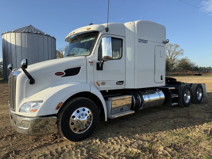 2019-peterbilt-579-image-1