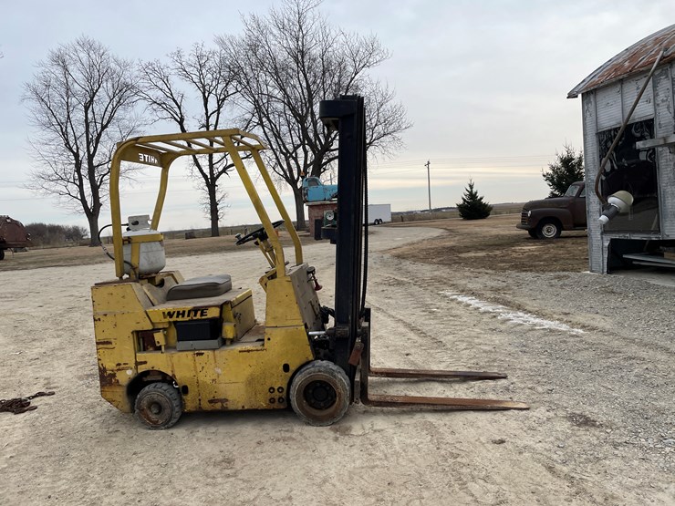 #4224-•-white-lp-forklift-image-4