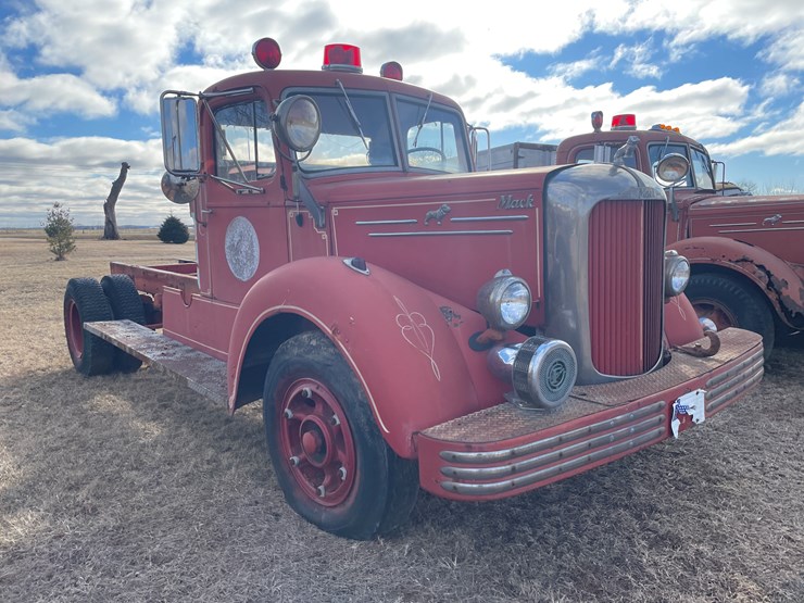 #4206-•-1951-mack-fire-truck-cab-and-chassis,-(no-title)-image-3