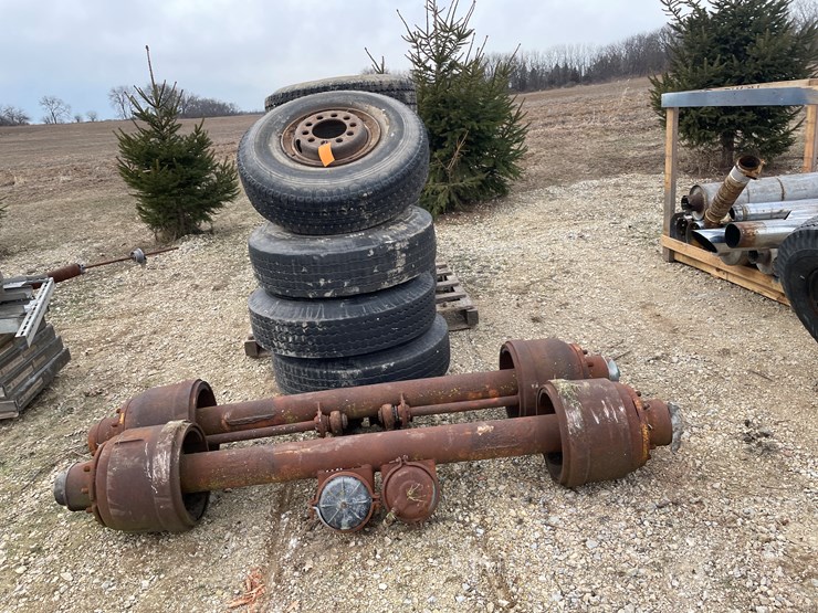 #4256-•-(2)-vintage-trailer-axles-image-2