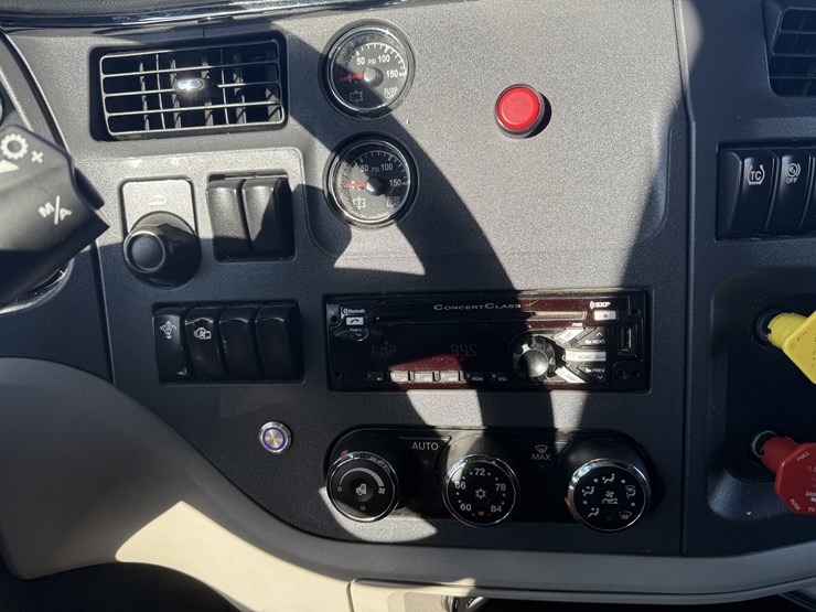 2019-peterbilt-579-image-28