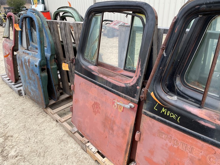 #4402-•-pair-of-l-body-mack-cfd-truck-doors-image-1