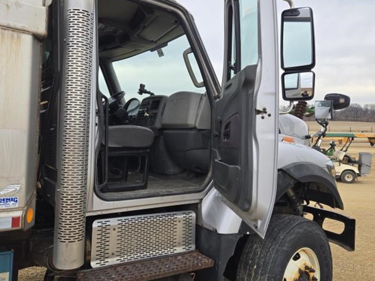 2014-international-7400-image-8