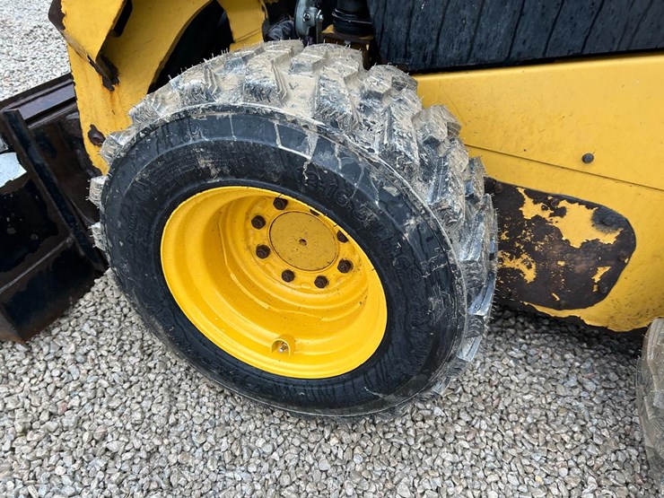 2019-caterpillar-242d-image-17