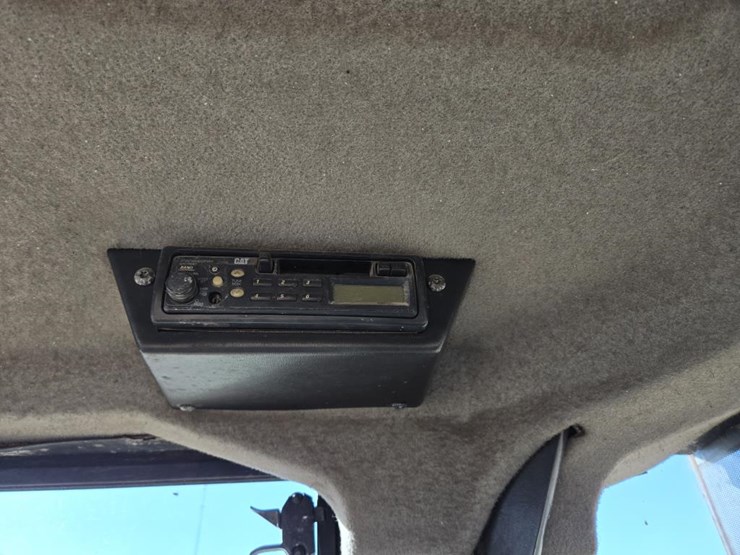 2005-caterpillar-938g-image-24