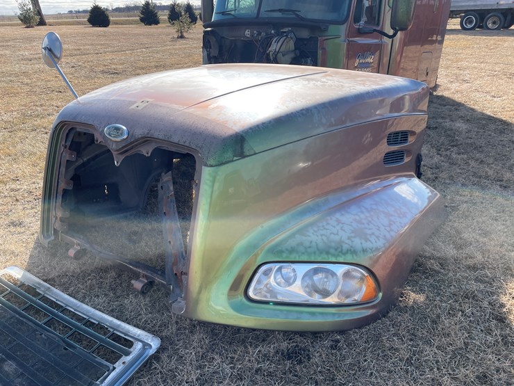 #4223-•-2002-mack-cx613-semi-tractor-sleeper-cab-image-2