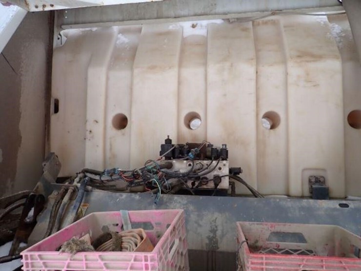 2004-gmc-t7500-image-53